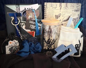 Blinddate-boekendoos: horror, thriller, waargebeurde misdaadthema's, leesgrage accessoires