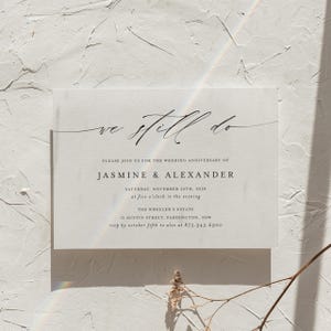 Könnte beinhalten: Eine rechteckige, weiße Einladungskarte zum Hochzeitstag mit schwarzem Text: we still do, please join us for the wedding anniversary of Jasmine & Alexander, Saturday, November 20th, 2028, at five o'clock in the evening.