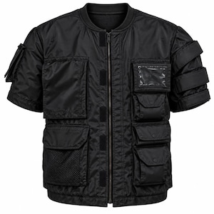 Könnte beinhalten: Eine schwarze Kurzarm-Utility-Jacke mit Frontreißverschluss, geripptem Kragen und mehreren Cargotaschen. Das Design umfasst ein transparentes Kunststoff-ID-Fenster, eine Netztasche und drei horizontale Riemen am linken Ärmel.