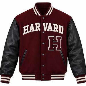 Puede incluir: Una chaqueta universitaria de color granate con mangas de cuero negro, que presenta la palabra HARVARD en letras blancas en el pecho y una gran letra H blanca en la parte inferior derecha. La chaqueta tiene cierre de botones a presión y ribetes a rayas.