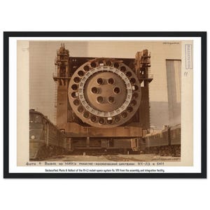 Peut inclure: Photographie sépia d'un grand composant de fusée circulaire avec de multiples ouvertures, monté sur une structure de transport. L'image comprend du texte en russe et en anglais, détaillant le déploiement d'un système spatial de fusée.