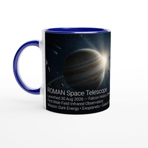 Könnte beinhalten: Ein Keramikbecher mit tiefblauem Henkel und Innenraum, bedruckt mit einer Grafik eines Planeten im Weltraum. Der Text lautet: ROMAN Space Telescope, Launched 30 Aug 2026 – Falcon Heavy, First Wide-Field Infrared Observatory, Mission: Dark Energy • Exoplanets • Galactic Surveys.