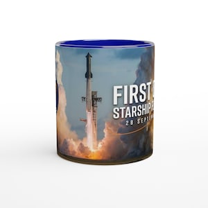 Puede incluir: Una taza de cerámica con interior y borde azul profundo, que presenta un gráfico envolvente de un lanzamiento de cohete entre nubes. El texto en la taza dice FIRST STARSHIP FLIGHT 28 SEPTEMBER. El diseño muestra un cohete ascendiendo con humo.