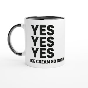 Può includere: Una tazza di ceramica bianca con manico e bordo neri. La tazza presenta le parole "YES YES YES" impilate verticalmente in grassetto nero, con "ICE CREAM SO GOOD" sotto.