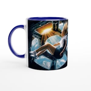 Könnte beinhalten: Eine weiße Keramiktasse mit blauem Innenraum und Henkel. Die Tasse zeigt ein lebendiges Bild einer Person, die in einer Raumstation schwebt, mit der Erde durch ein Fenster sichtbar. Das Design ist detailliert und farbenfroh.
