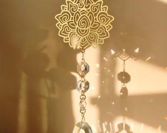Atrapasol de cristal con flor de loto • Decoración de ventana de loto hecha a mano • Atrapasol botánico • Regalo para amantes de las plantas