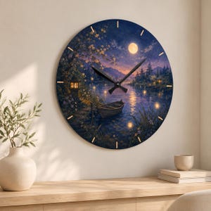 Könnte beinhalten: Eine runde Wanduhr mit einem nächtlichen Landschaftsgemälde, das einen ruhigen See, ein kleines Holzboot und einen leuchtenden Vollmond zeigt. Das Zifferblatt zeigt einen dunkelblauen Himmel, baumsilhouetten und warme goldene Lichtakzente.