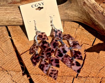 Brincos CGNY com estampa de oncinha, estilo lustre, em acrílico com camadas de diamantes e pingente de leopardo, novos com etiqueta.