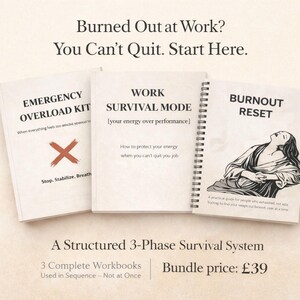 Può includere: Sono mostrati tre quaderni di lavoro intitolati "Emergency Overload Kit", "Work Survival Mode" e "Burnout Reset". Il testo "Burned Out at Work? You Can't Quit. Start Here." è in alto. I quaderni fanno parte di un sistema di sopravvivenza in 3 fasi.