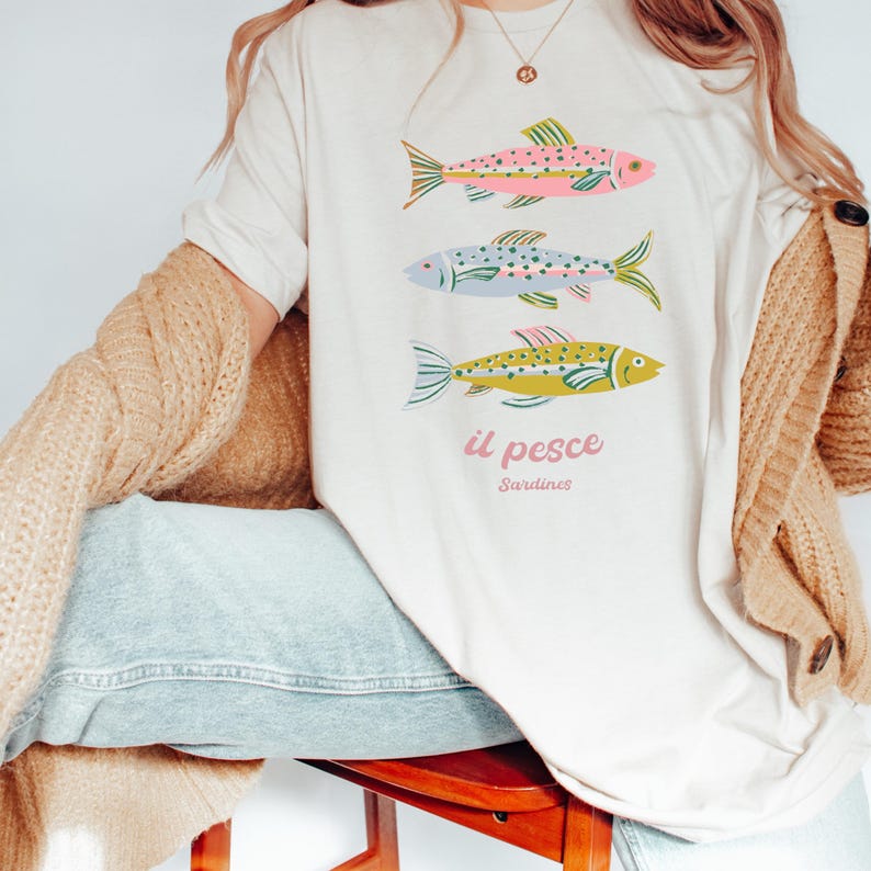 Comfort colors cream t-shirt with colorful sardine graphic
Italian summer vacation shirt for women
Il pesce fish illustration tee
European holiday coastal aesthetic top