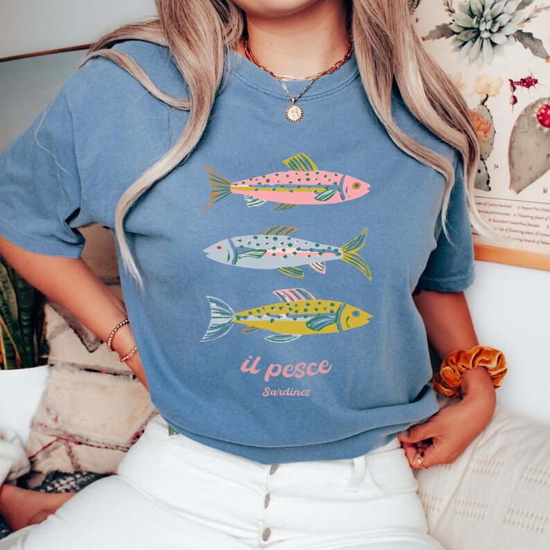 Comfort colors cream t-shirt with colorful sardine graphic
Italian summer vacation shirt for women
Il pesce fish illustration tee
European holiday coastal aesthetic top
