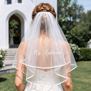 Velo da sposa personalizzato ricamato / Velo "Mrs" personalizzato / Velo corto a doppio strato con bordo in raso / Regalo per addio al nubilato / Velo per festa prematrimoniale