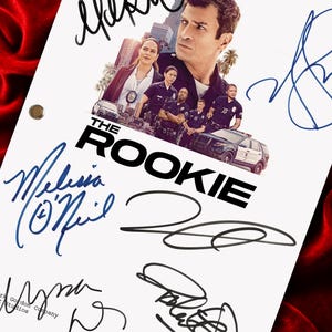 Puede incluir: Una portada de guion de televisión blanca para The Rookie con una foto del reparto, un coche de policía y varias firmas en tinta. El texto dice The Rookie, Mark Gordon Company y Revised Network Draft 1/21/18, con varios autógrafos en tinta negra y azul.