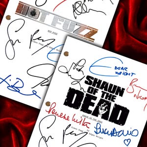 Puede incluir: Dos hojas de papel blanco con firmas en tinta negra, azul y roja. Una hoja tiene impreso "HOT FUZZ". La otra hoja tiene impreso "SHAUN OF THE DEAD". El fondo es una tela de terciopelo rojo.