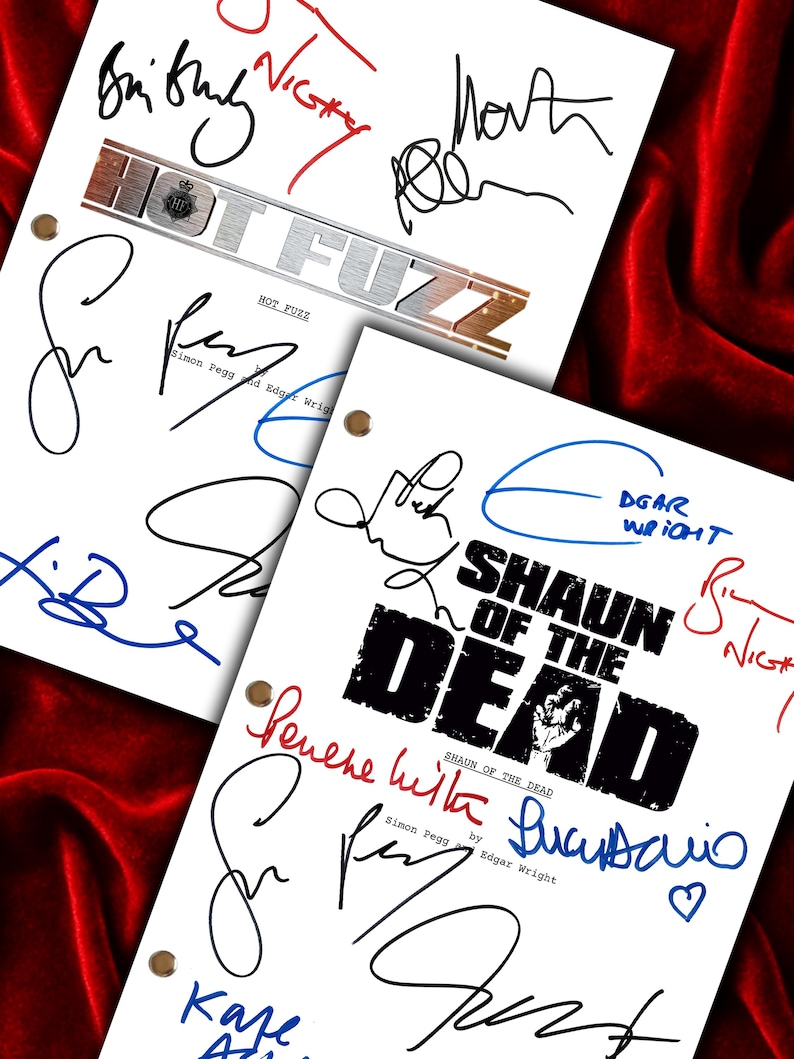 Puede incluir: Dos hojas de papel blanco con firmas en tinta negra, azul y roja. Una hoja tiene impreso "HOT FUZZ". La otra hoja tiene impreso "SHAUN OF THE DEAD". El fondo es una tela de terciopelo rojo.
