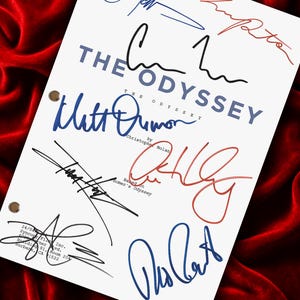 Könnte beinhalten: Eine weiße Drehbuchseite mit dem Titel THE ODYSSEY by Christopher Nolan based on Homer's Odyssey, die mehrere handschriftliche Signaturen in blauer, schwarzer und roter Tinte aufweist. Das Dokument hat drei Metall-Lochungen an der linken Seite.