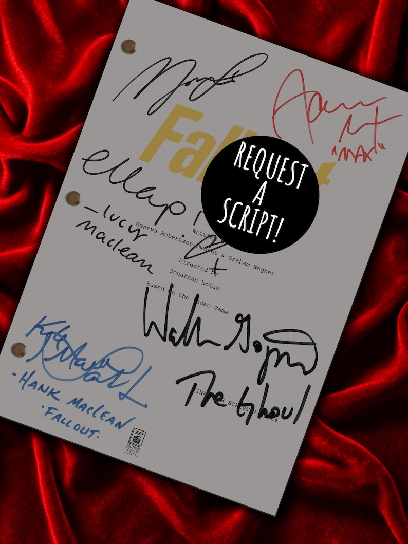 Puede incluir: Un guion gris con m&uacute;ltiples firmas en tinta negra, azul y roja. El guion muestra la palabra "FALLOUT" en amarillo y el texto "REQUEST A SCRIPT!" en un c&iacute;rculo negro. El fondo es de terciopelo rojo.