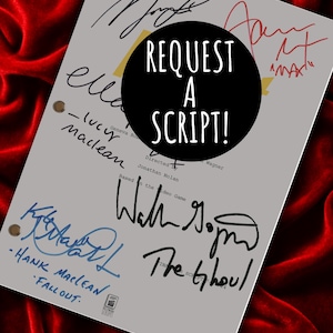 Op de afbeelding: Een witte televisiescriptpagina met meerdere handgeschreven handtekeningen in zwarte, blauwe en rode inkt. De tekst bevat "Lucy Maclean", "Hank Maclean", "Fallout", "The Ghoul" en "Directed by Jonathan Nolan". Een zwarte cirkel met "REQUEST A SCRIPT!" is gecentreerd.