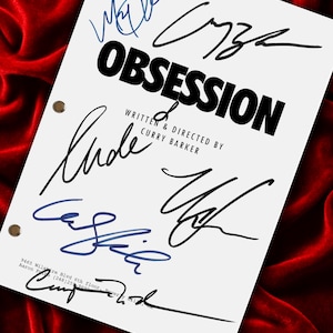 Puede incluir: Una página de título de guion blanca para la película OBSESSION, escrita y dirigida por Curry Barker. El documento presenta varias firmas en tinta negra y azul, tres agujeros de encuadernación metálicos a la izquierda y texto de dirección.