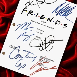 Könnte beinhalten: Ein weißes Fernsehskript für die Sendung FRIENDS mit dem Titel The One Where Everyone Finds Out, geschrieben von Alexa Junge. Die Seite enthält mehrere handschriftliche Unterschriften in schwarzer, blauer und roter Tinte sowie drei Metalllöcher links.