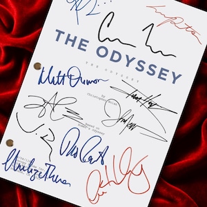 Puede incluir: Una página de guion blanca titulada THE ODYSSEY de Christopher Nolan, basada en la Odisea de Homero, con múltiples firmas manuscritas en tinta azul, negra y roja. El documento tiene tres agujeros de encuadernación metálicos en el borde izquierdo.