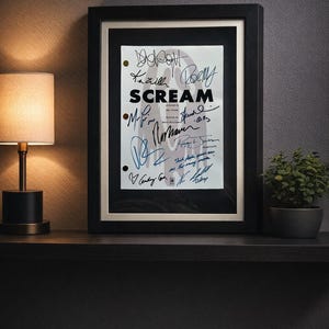 Könnte beinhalten: Rustikales Holzschild mit dem Text "Welcome to our home" in weißen Buchstaben. Das Schild hat eine Used-Optik und ein schlichtes, einladendes Design, ideal für die Dekoration der Haustür.