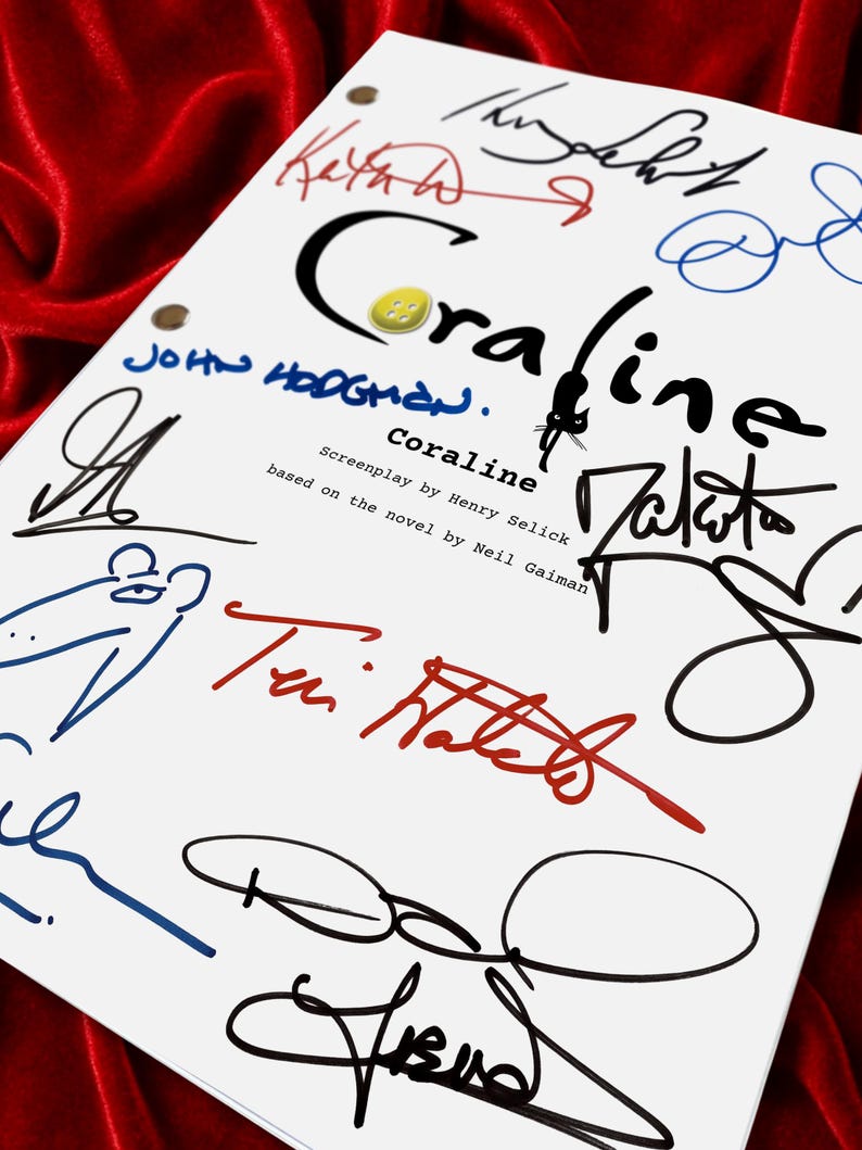 Puede incluir: Un guion blanco con el t&iacute;tulo "Coraline" y m&uacute;ltiples firmas en varios colores. El t&iacute;tulo est&aacute; sobre el texto "Guion de Henry Selick basado en la novela de Neil Gaiman". Un bot&oacute;n amarillo est&aacute; al lado del t&iacute;tulo.