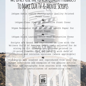 Puede incluir: Un letrero blanco con texto negro que describe los materiales utilizados para crear guiones de televisi&oacute;n y pel&iacute;culas. El letrero incluye informaci&oacute;n sobre el papel, las cubiertas y el proceso de impresi&oacute;n. El logotipo de Hollywood Scripts est&aacute; en la parte inferior.
