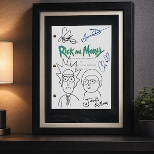 Peut inclure: Une œuvre encadrée représentant une page de script de "Rick et Morty : Tales From The Citadel". La page est signée et illustrée de dessins animés de Rick et Morty. Le cadre est noir avec un passe-partout crème.
