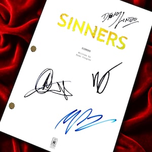 Puede incluir: Un guion blanco titulado "SINNERS" con letras amarillas y múltiples firmas en tinta negra y azul. El guion se sujeta con sujetadores de latón y descansa sobre un fondo de terciopelo rojo.