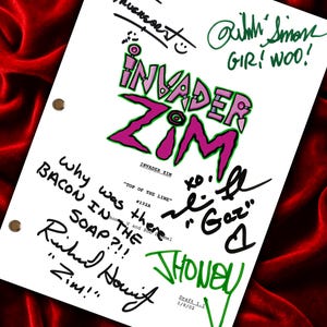 Könnte beinhalten: Ein weißes Skript mit dem Invader Zim-Logo in Pink und Grün, umgeben von handschriftlichen Notizen und Unterschriften. Das Skript befindet sich auf einem roten Samthintergrund. Text enthält "GIR! WOO!" und "Why was there BACON IN THE SOAP?!"