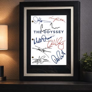 Pode incluir: Uma capa de roteiro emoldurada intitulada THE ODYSSEY, apresentando várias assinaturas manuscritas em tinta azul, preta e vermelha. O documento inclui texto identificando Christopher Nolan e a Odisseia de Homero, em uma moldura preta com borda branca.