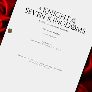 Puede incluir: Un guion titulado "A Knight of the Seven Kingdoms" con el episodio "The Hedge Knight". El guion est&aacute; escrito por Ira Parker y George R.R. Martin, basado en las novelas cortas "Tales of Dunk and Egg". El guion se sujeta con dos cierres de lat&oacute;n.