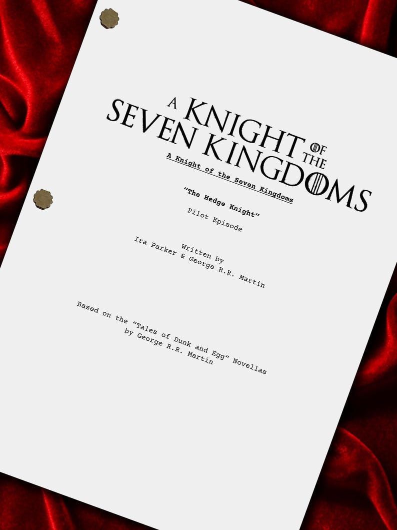 Puede incluir: Un guion titulado "A Knight of the Seven Kingdoms" con el episodio "The Hedge Knight". El guion est&aacute; escrito por Ira Parker y George R.R. Martin, basado en las novelas cortas "Tales of Dunk and Egg". El guion se sujeta con dos cierres de lat&oacute;n.