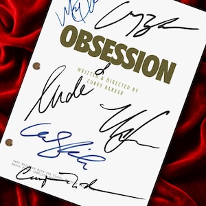 Op de afbeelding: Een witte scriptpagina met de titel OBSESSION, geschreven en geregisseerd door Curry Barker, met meerdere inkt-handtekeningen in blauw en zwart. Het document heeft drie metalen ringen aan de linkerkant en bevat een adres in Beverly Hills.