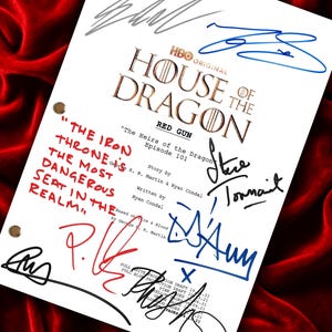 Peut inclure: Une page de script blanche pour la série HBO Original House of the Dragon, épisode 101, intitulée Red Gun. La page présente le texte The Iron Throne is the most dangerous seat in the realm écrit à l'encre rouge, avec plusieurs signatures à l'encre noire et bleue.