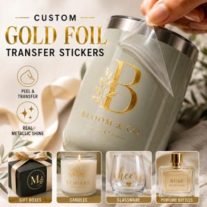 Può includere: Adesivi di trasferimento in lamina d'oro personalizzati applicati su un contenitore verde salvia. Il design presenta una grande lettera B con un motivo a foglie e il testo BLOOM & CO. Esempi aggiuntivi mostrano gli adesivi su scatole regalo, candele, bicchieri e flaconi di profumo.