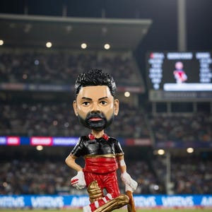 Figura cabezona de Virat Kohli: coleccionable artesanal para aficionados al críquet