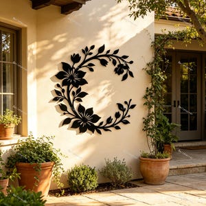 Minimalistische, C-förmige Wanddekoration aus Metall mit floralem Rankenmuster, handgefertigte, lasergeschnittene Blumen aus Eisen, wetterfeste Gartendekoration