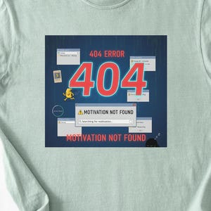 Könnte beinhalten: Hellgrünes T-Shirt mit einem Grafikdesign. Das Design zeigt eine "404 ERROR"-Nachricht in Rot, wobei die Zahl "404" prominent dargestellt wird. Das Design enthält den Text "MOTIVATION NOT FOUND" und computerähnliche Fenster.