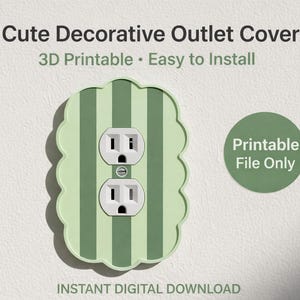 Könnte beinhalten: Eine dekorative Steckdosenabdeckung mit gewelltem Rand und vertikalen Streifen in Grüntönen. Die Abdeckung beherbergt eine Standard-Steckdose. Der Text auf dem Bild lautet "Cute Decorative Outlet Cover", "3D Printable - Easy to Install" und "Instant Digital Download".