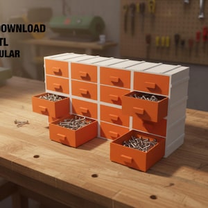 Puede incluir: Una unidad de almacenamiento modular con cajones naranjas llenos de ferretería, sobre un marco blanco. El texto "DIGITAL DOWNLOAD STL MODULAR" es visible. La unidad está sobre un banco de trabajo de madera.