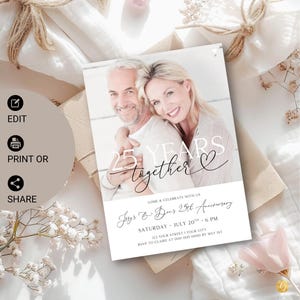 Könnte beinhalten: Eine weiße Einladungskarte mit dem Text "25 YEARS together" und einem Foto eines lächelnden Paares. Die Karte enthält Eventdetails: Datum, Uhrzeit und Ort. Die Karte ist von dekorativen Elementen umgeben.