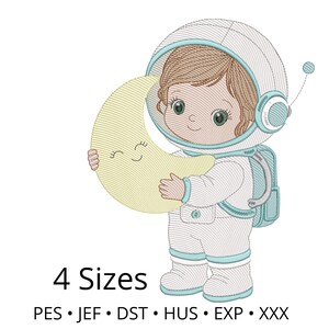 Pode incluir: Um design de bordado apresentando uma criança astronauta em um traje branco com detalhes em azul claro, segurando uma lua crescente amarela com um rosto sorridente. O texto 4 Sizes e os formatos PES, JEF, DST, HUS, EXP, XXX estão abaixo.