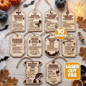 Op de afbeelding: Tien houten labels met lasergegraveerde toverdrankrecepten en titels zoals Dragon's Breath Elixir, Siren's Song Lure, Midnight Garden Bloom, Basilisk Venom Antidote, Stardust Whispers Libation, Griffin Feather Quill Incense, Haunted Woods Mist, Faerie Wing Dust Sprinkle, Ancient Scroll Ink en Phoenix Feather Regeneration.