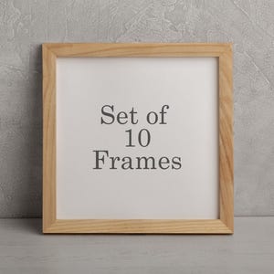 Könnte beinhalten: Ein quadratischer Holzbilderrahmen mit hellem Holzfinish. Der Rahmen enthält einen weißen Einsatz mit dem Text "Set of 10 Frames" in dunkler grauer Schrift. Der Rahmen wird vor einem grau strukturierten Hintergrund gezeigt.