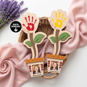 Handprint Flower Svg, Kids Handprint Sign Svg, Mothers Day Svg, Floral Photo Frame Svg Laser Cut File, Mothers Day Gift, Glowforge Svg.