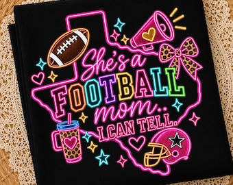 C'est une maman de footballeur, ça se voit ! (PNG), T-shirt néon pour maman de footballeur du Texas, motif léopard pour les jours de match (sublimation par sublimation)
