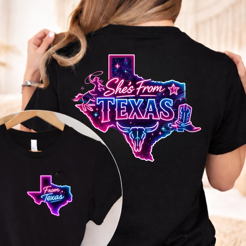 K&ouml;nnte beinhalten: Schwarzes T-Shirt mit einem Neon-Grafikdesign des Bundesstaates Texas und dem Text "She's From Texas". Das Design umfasst einen Cowboy, einen Stern, einen Longhorn-Sch&auml;del und einen Cowboy-Stiefel. Eine kleinere Version des Designs befindet sich auf der Vorderseite.