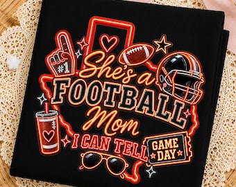 C'est une maman de footballeur, ça se voit ! (PNG), Design de maman de footballeur du Texas, Maman jour de match (PNG), Sublimation néon pour la saison de football